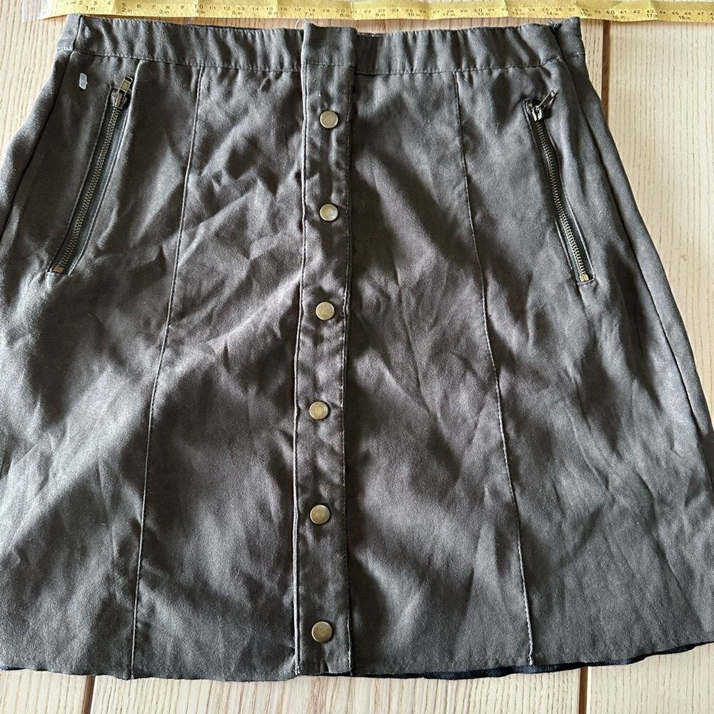 Double zero Olive mini skirt, decorative pockets, faux suede